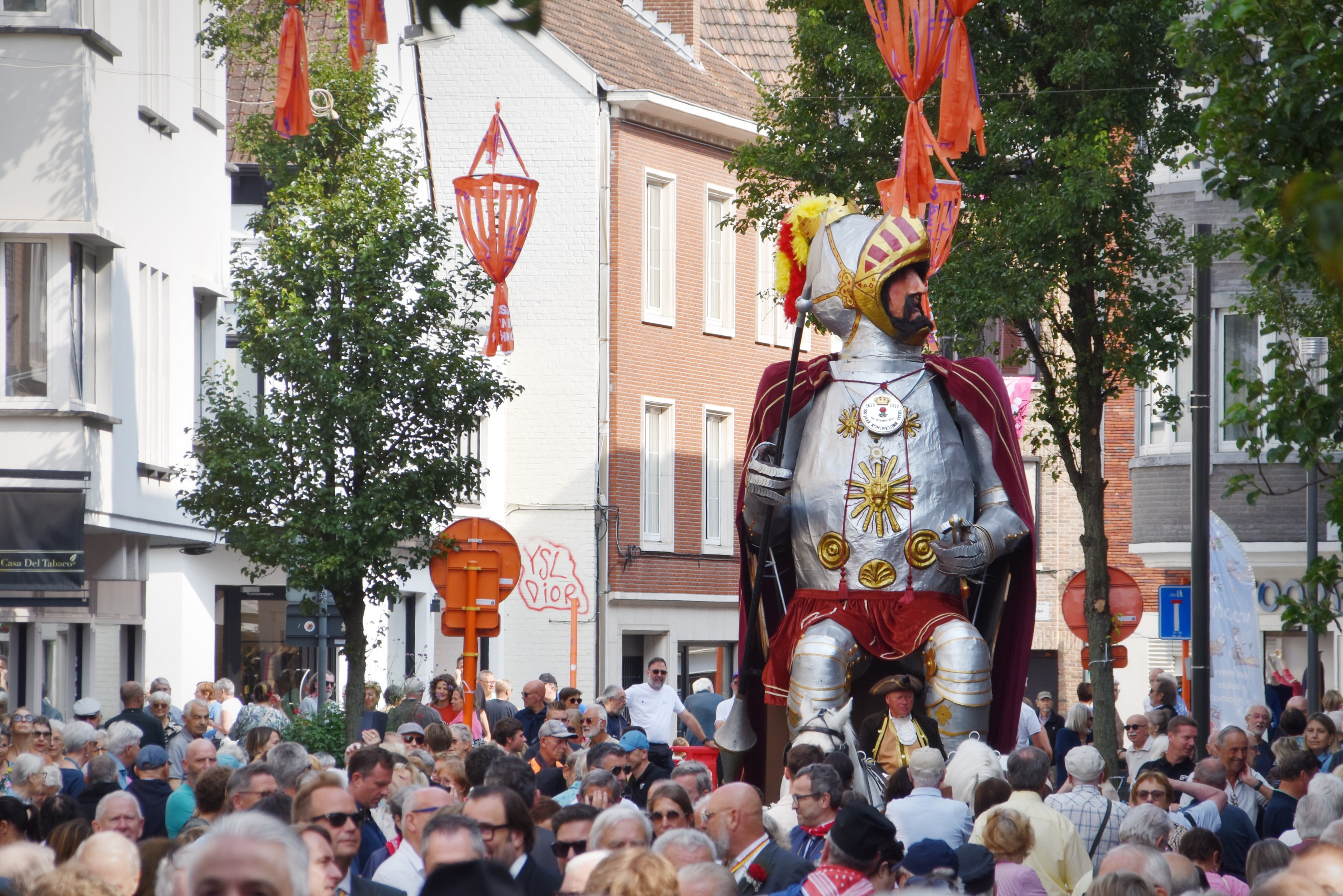 Onder massale belangstelling trok De Langeman van Hasselt door de centrumstraten. 