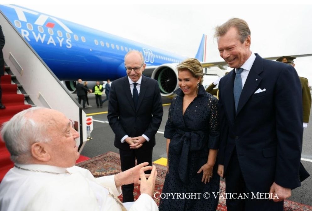 De Groothertog, Groothertogin en premier van Luxemburg begroeten de paus bij aankomst op de luchthaven.