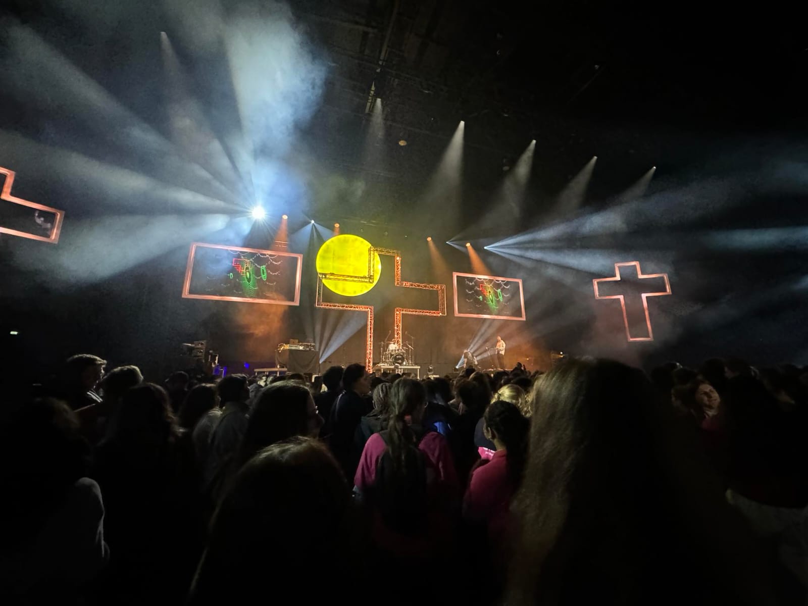 Jongeren komen samen in sfeer van gebed en muziek.