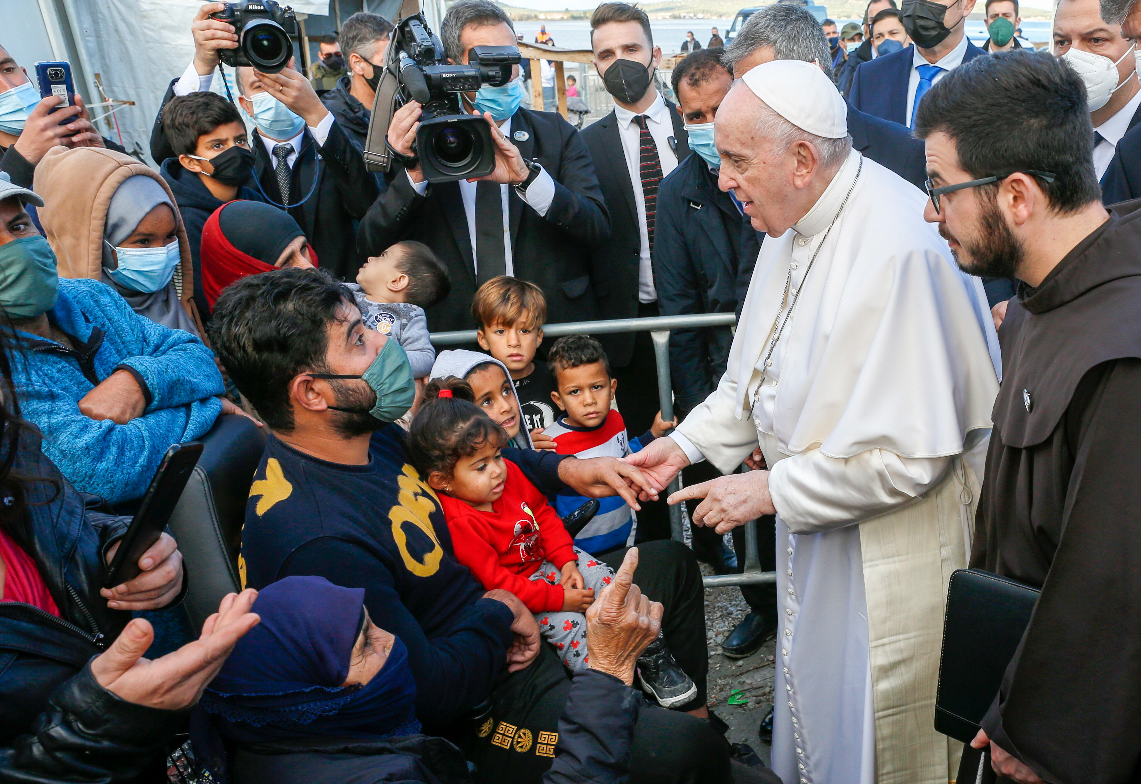 5 december 2021: paus Franciscus ontmoet het gezin in een vluchtelingenkamp op het eiland Lesbos.