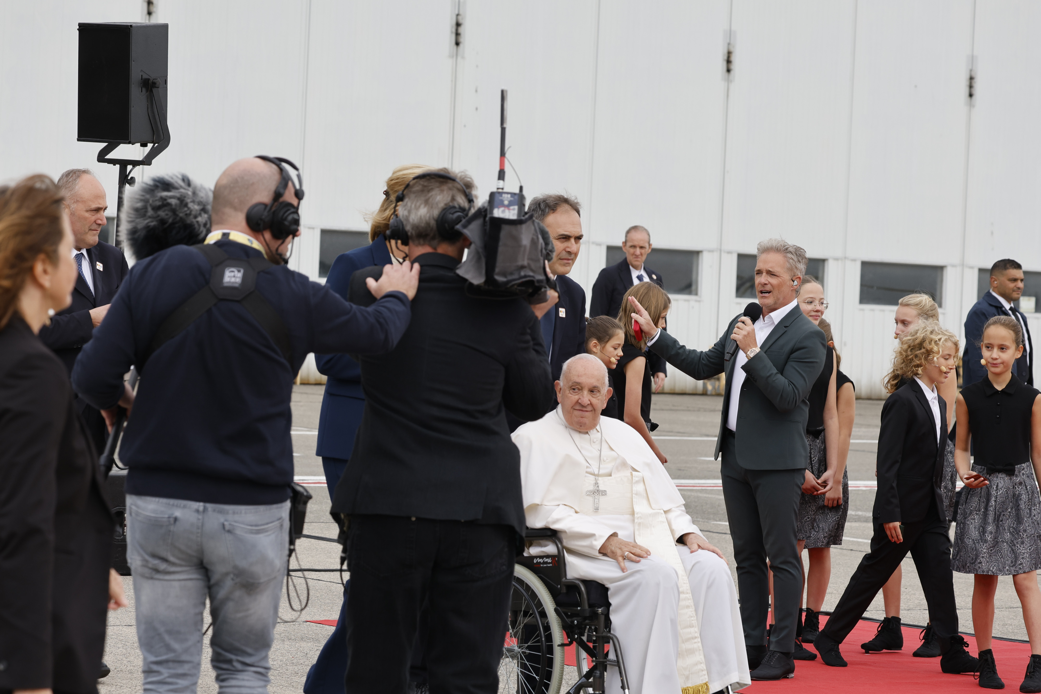 Christoff zingt 'Glorie Hallelujah' voor de vertrekkende paus Franciscus.