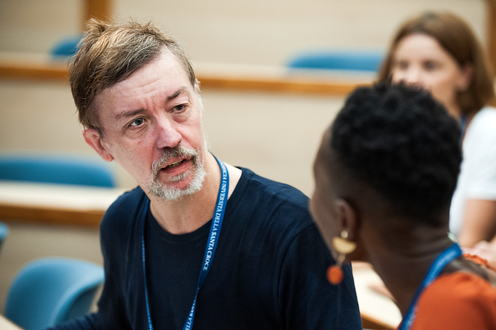 Erik De Smet in gesprek met een andere deelnemer.