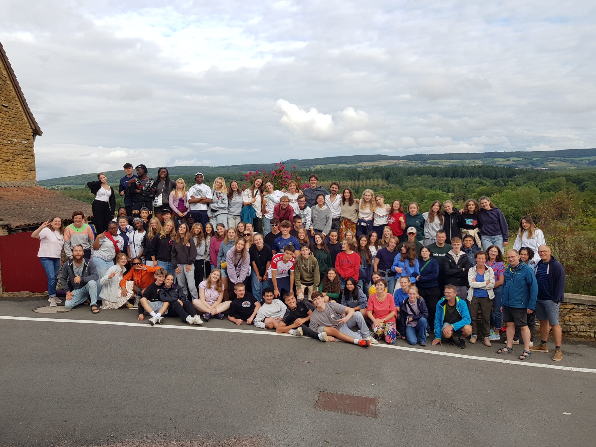 De jongeren, met diverse levensovertuigingen, komen uit het Leonardocollege (Denderleeuw), het SMI en DVM Hummaniora (Aalst).