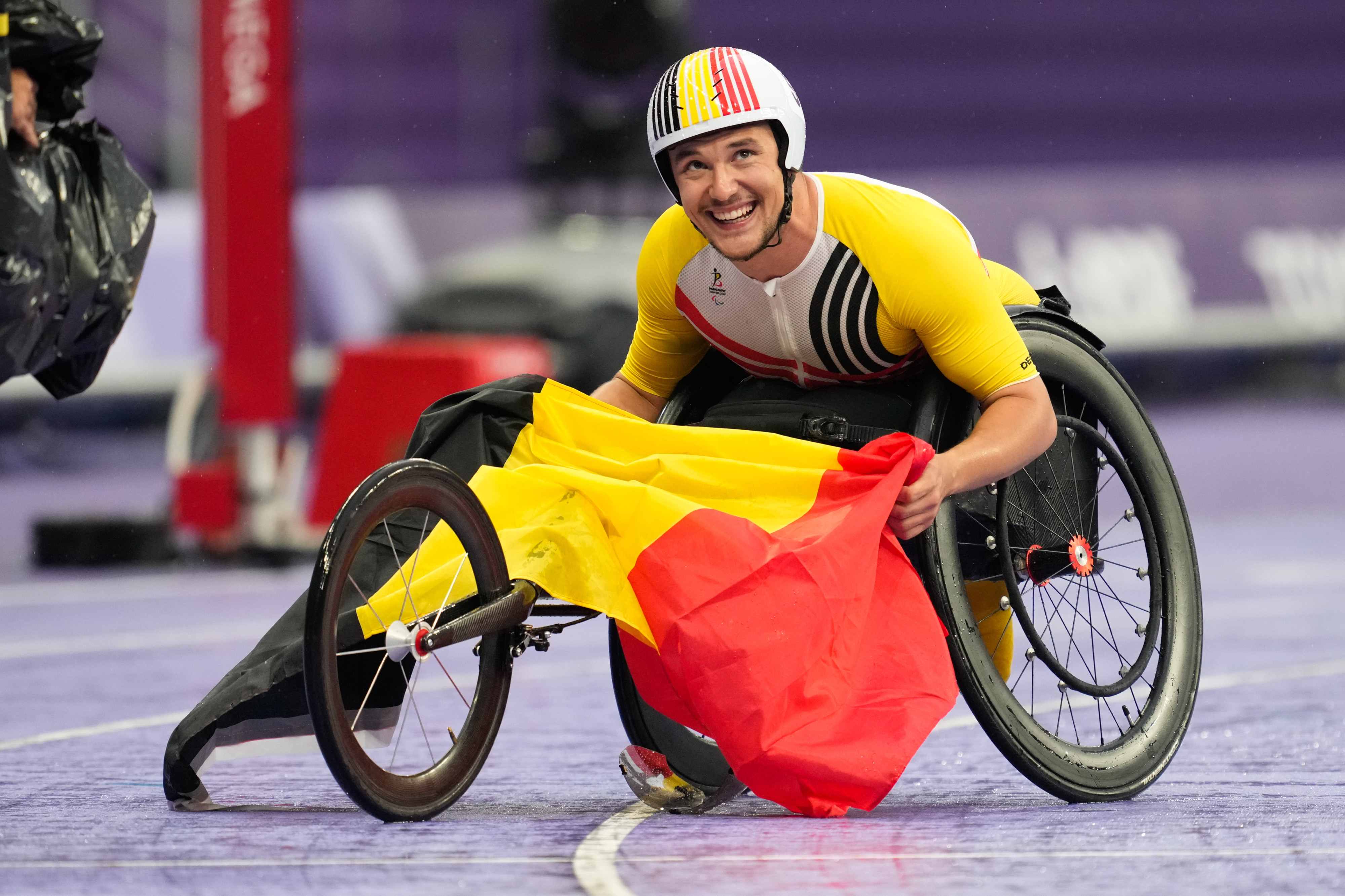 Rolstoelsprinter Maxime Carabin bezorgde België een gouden medaille op de Paralympics in Parijs.