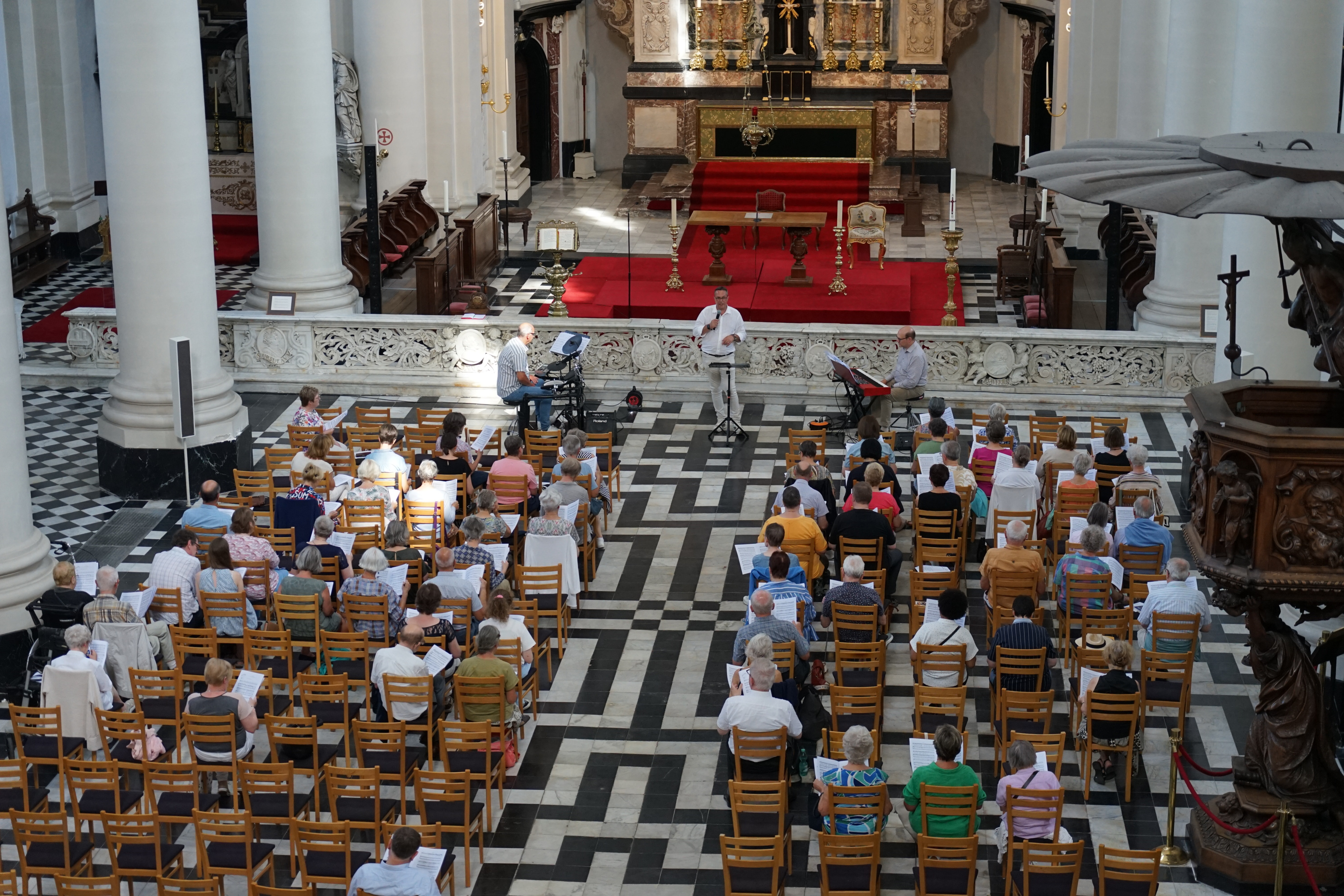 Een zeventigtal enthousiaste zangers kwam samen in de Sint-Walburgakerk.