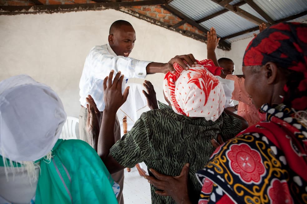 Dienst in een pinksterkerk in Tanzania, een van de landen waar Rwandese vluchtelingen na de genocide van 1994 in aanraking kwamen met het pinkstergeloof