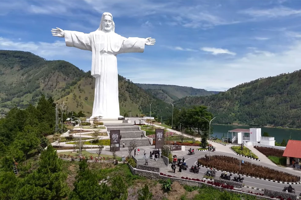 Het beeld van Jezus Christus de Verlosser op Bukit Sibeabea, Noord-Sumatra, Indonesië