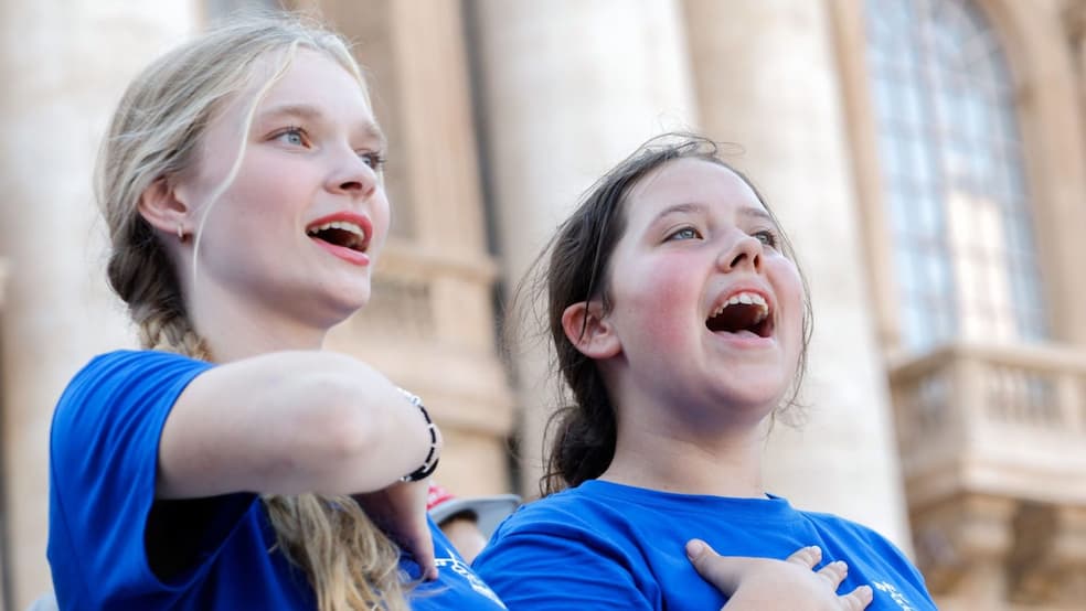 Jongeren zingen tijdens een ontmoeting met paus Franciscus op het Sint-Pietersplein in het Vaticaan op 30 juli 2024. 50.000 misdienaars uit 20 landen waren toen op bedevaart in Rome.