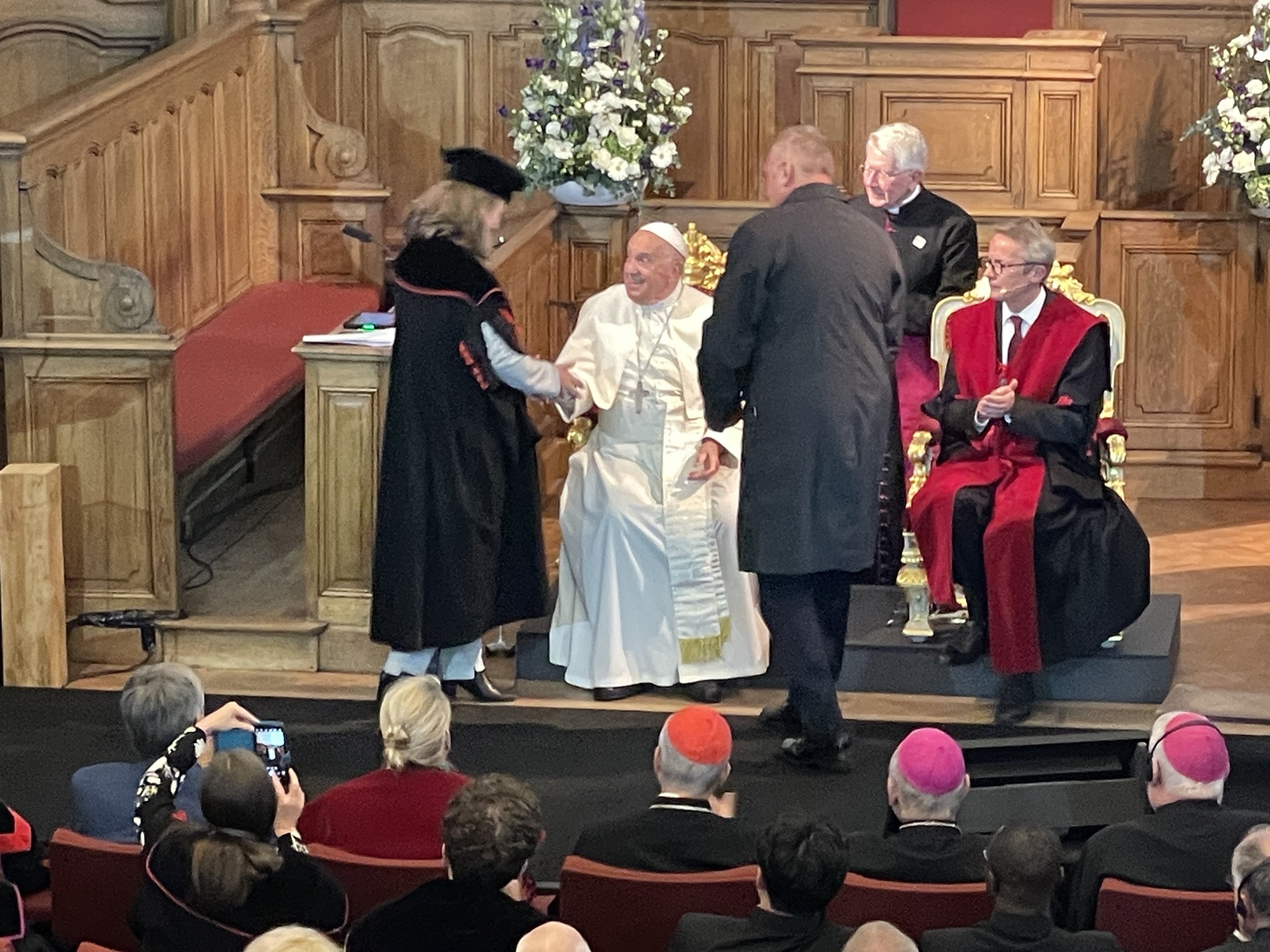 Bénédicte Lemmelijn schudt de hand van paus Franciscus.