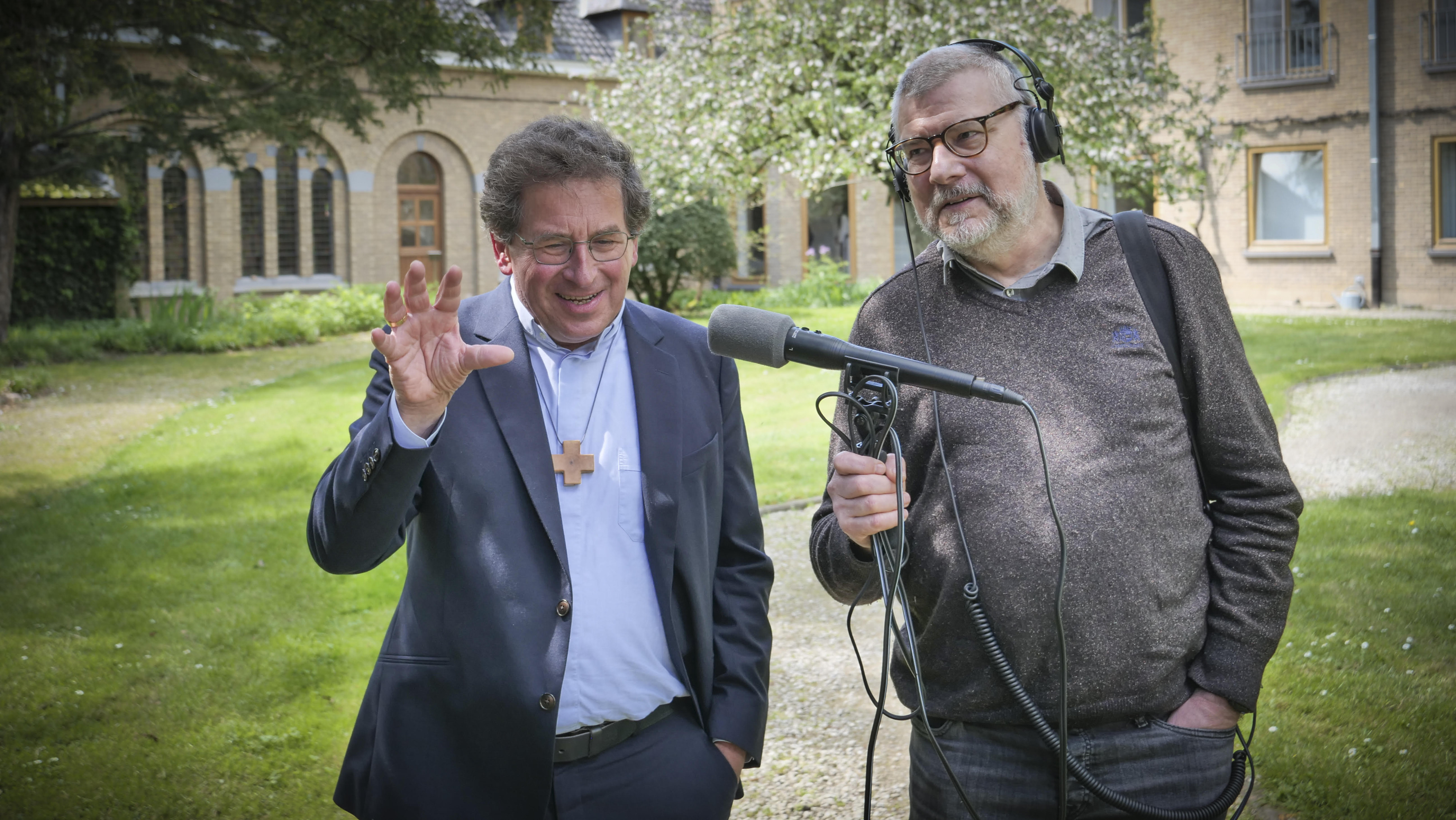 Leo De Bock al wandelend met bisschop Lode Aerts, de micro in de hand. 