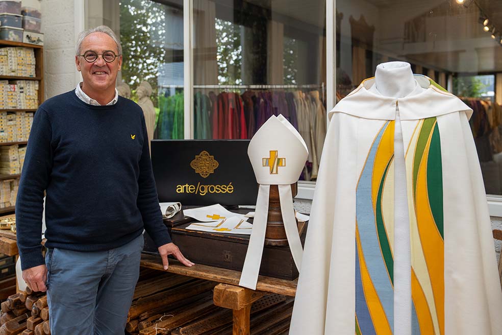 Marc Schotte presenteert met trots de liturgische kledij die zijn atelier Arte Grossé maakte voor paus Franciscus