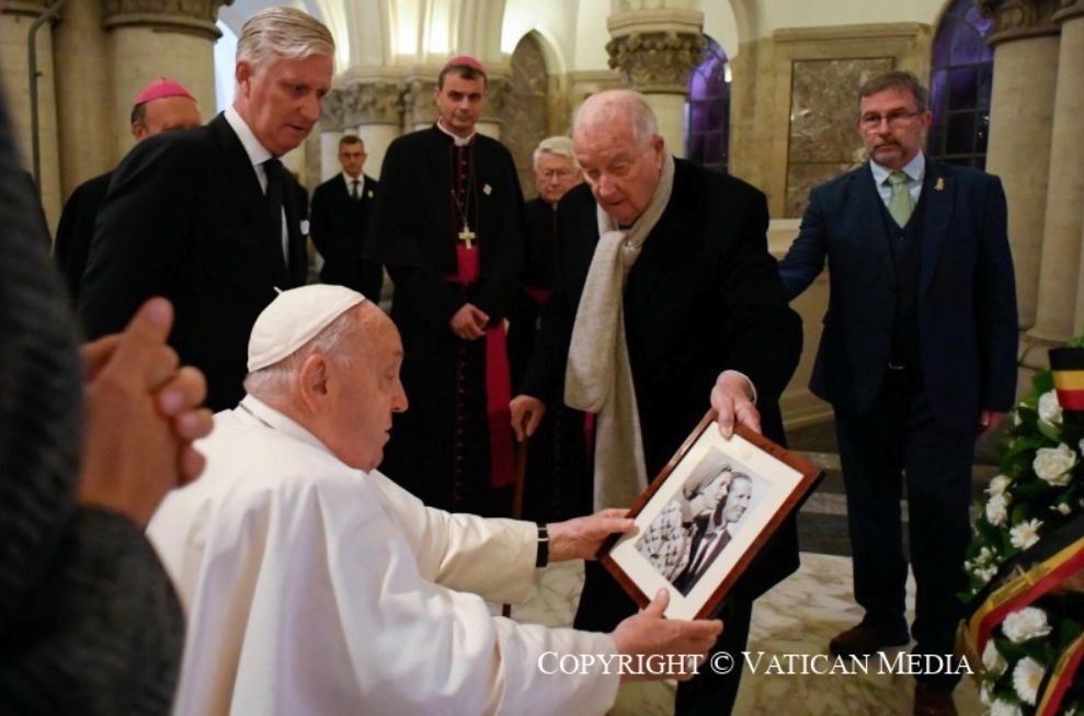 Paus Franciscus bij het graf van koning Boudewijn