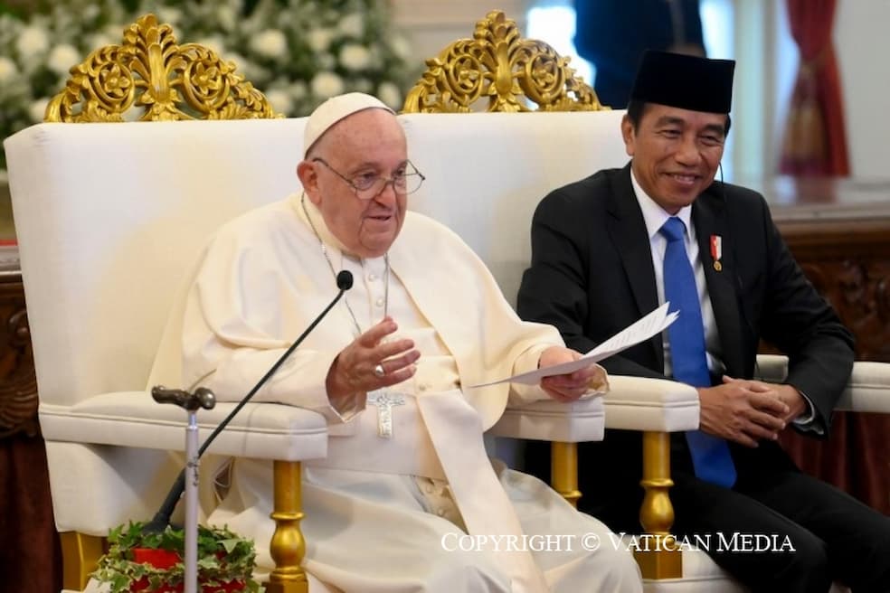 Paus Franciscus met Joko Widodo, president van Indonesië, in het presidentiële paleis in Jakarta op 4 september 2024