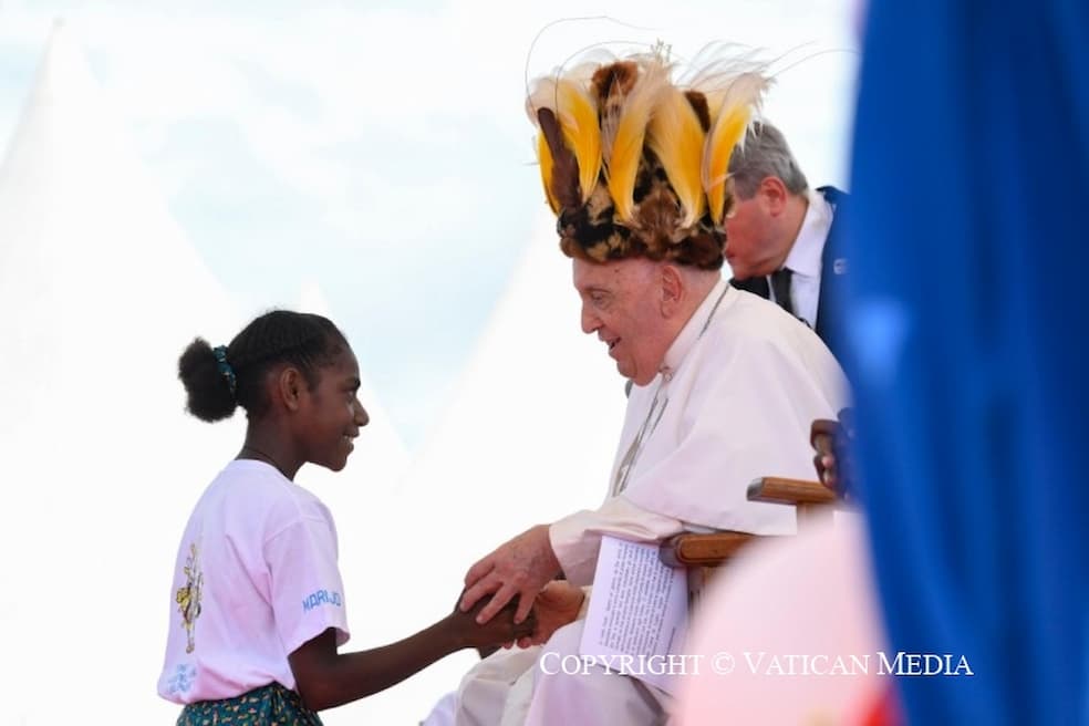 Paus Franciscus met traditionele hoofdtooi tijdens zijn bezoek aan het afgelegen Vanimo in Papoea-Nieuw-Guinea