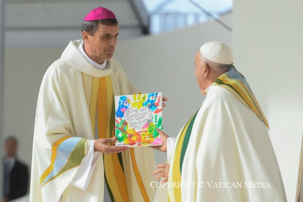 Paus Franciscus ontvangt van aartsbisschop Luc Terlinden een kunstwerk gemaakt door kinderen van vluchtelingen