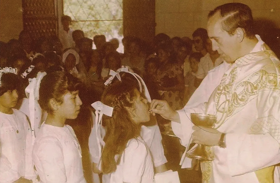 1986: Jorge Bergoglio tijdens een eucharistieviering met eerste-communiecanten.