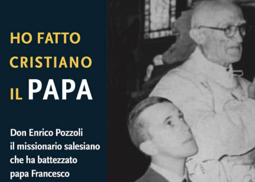 Een biddende Jorge Bergoglio, naast de parochiepriester Enrico Pozzoli, die een belangrijke invloed op hem zou hebben. In 2021 verscheen over hem deze biografie.