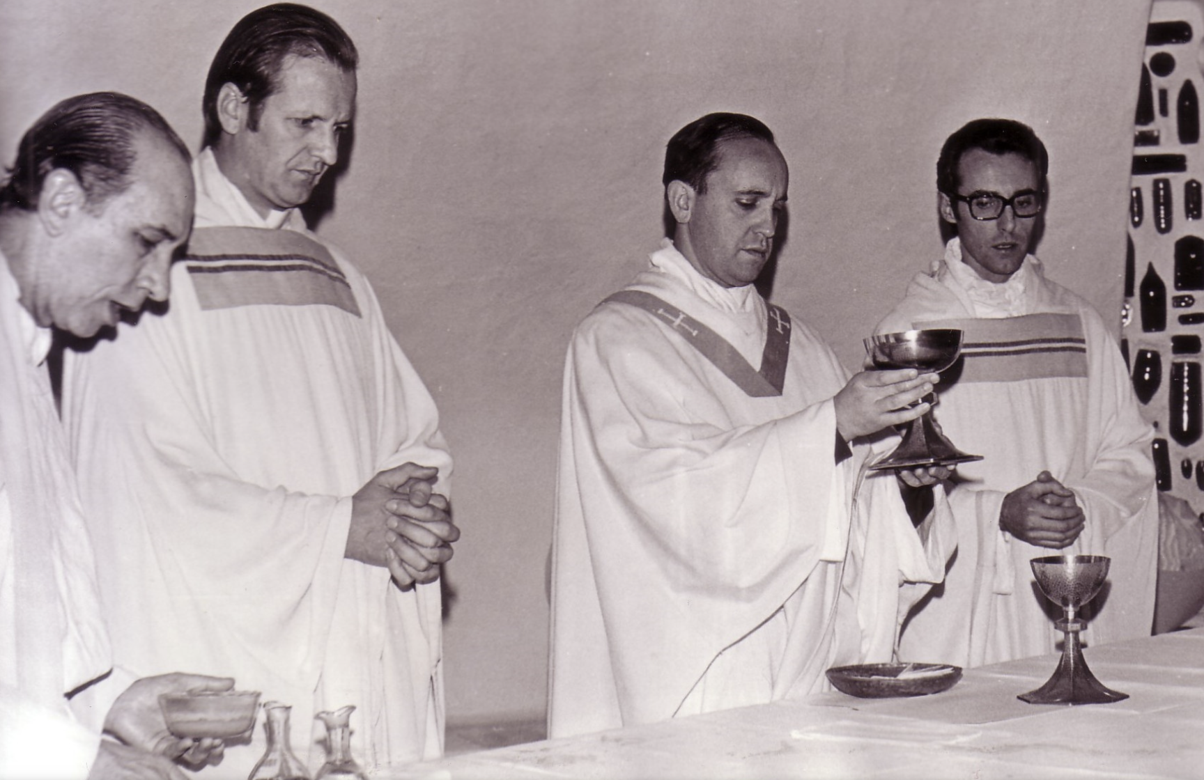 Dries Swinnen (tweede van links) naast Jorge Bergoglio, de huidige paus Franciscus, op een beeld uit 1975. 