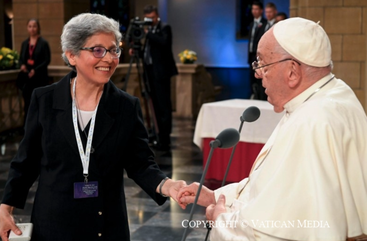 De paus dankt zuster Maria Perpétua Coelho Dos Santos voor haar getuigenis.