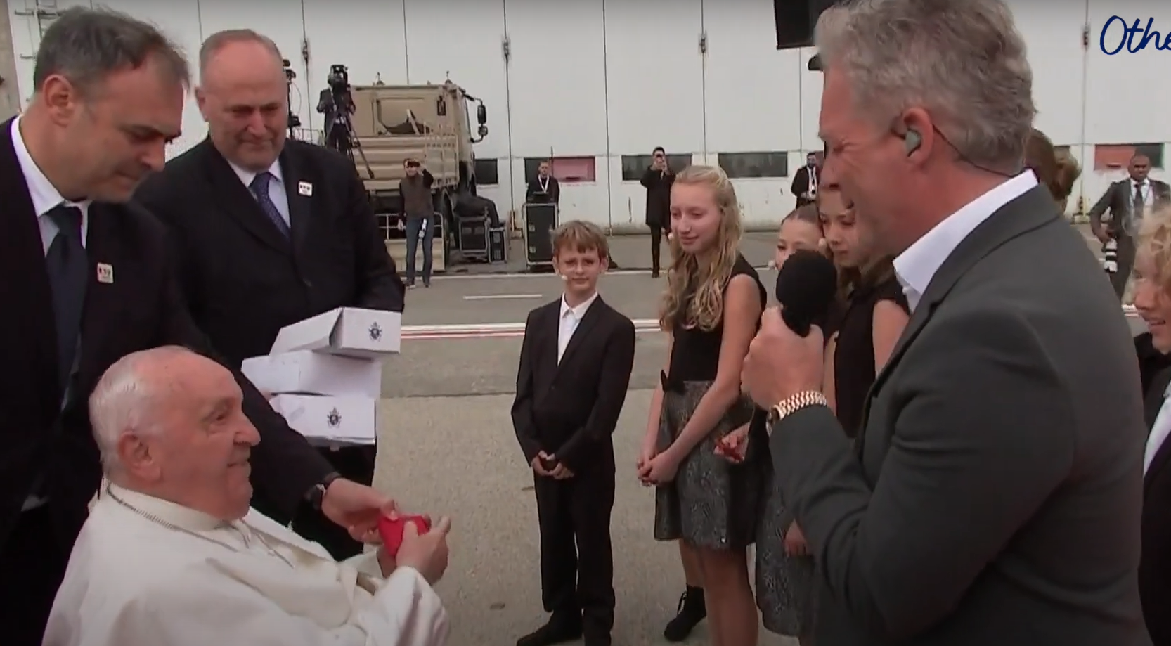 Christoff zingt 'Glorie Hallelujah' voor de vertrekkende paus Franciscus.