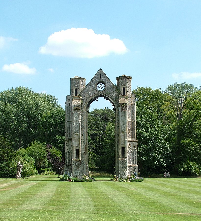 Slechts één boog herinnert aan de 13de-eeuwse Walsingham Abbey van augustijner kanunniken