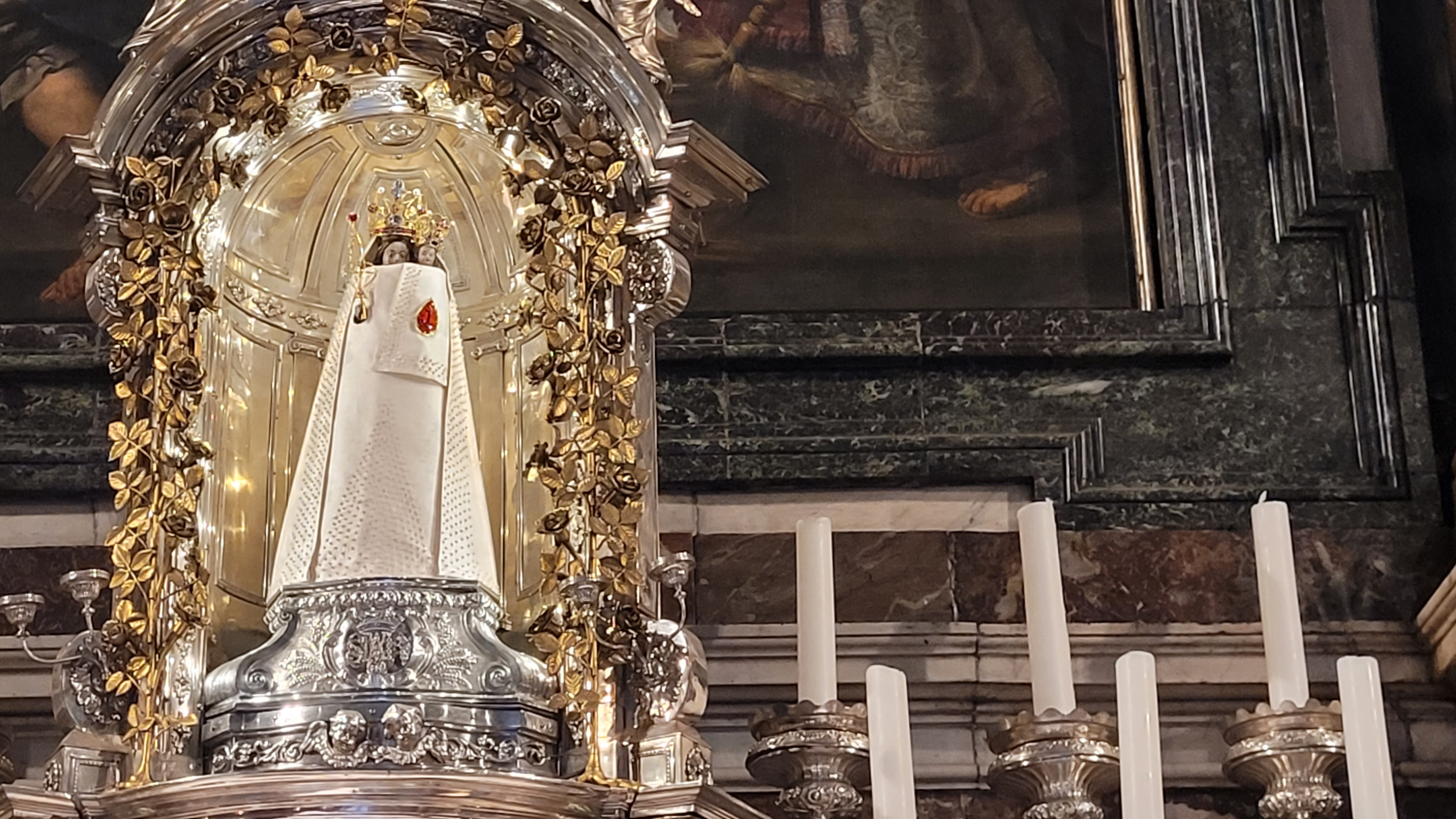 Het Mariabeeld in de basiliek in Scherpenheuvel kreeg een traan op haar kleed opgespeld, als herinnering aan de tranen van de slachtoffers van misbruik in de Kerk. In de traan zit een anker vervat, als teken van hoop dat dit nooit meer zal gebeuren.