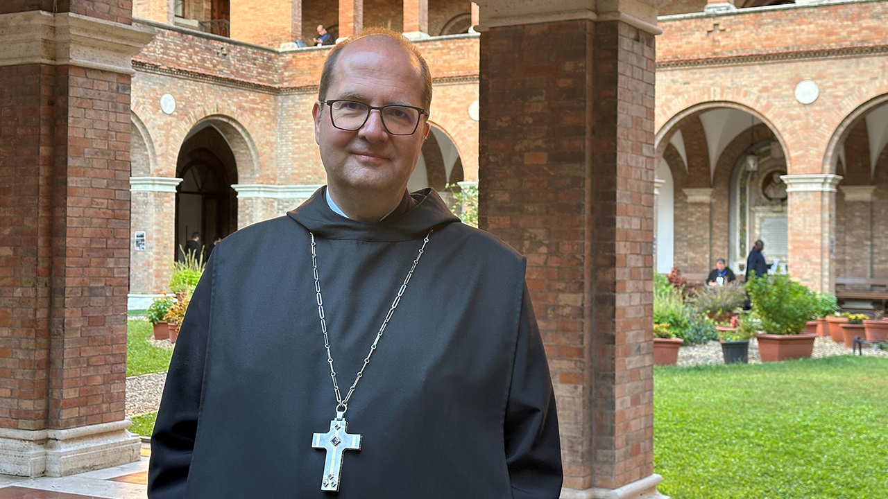 Duitser Jeremias Schröder voor zijn abdij in Sankt-Ottilien.