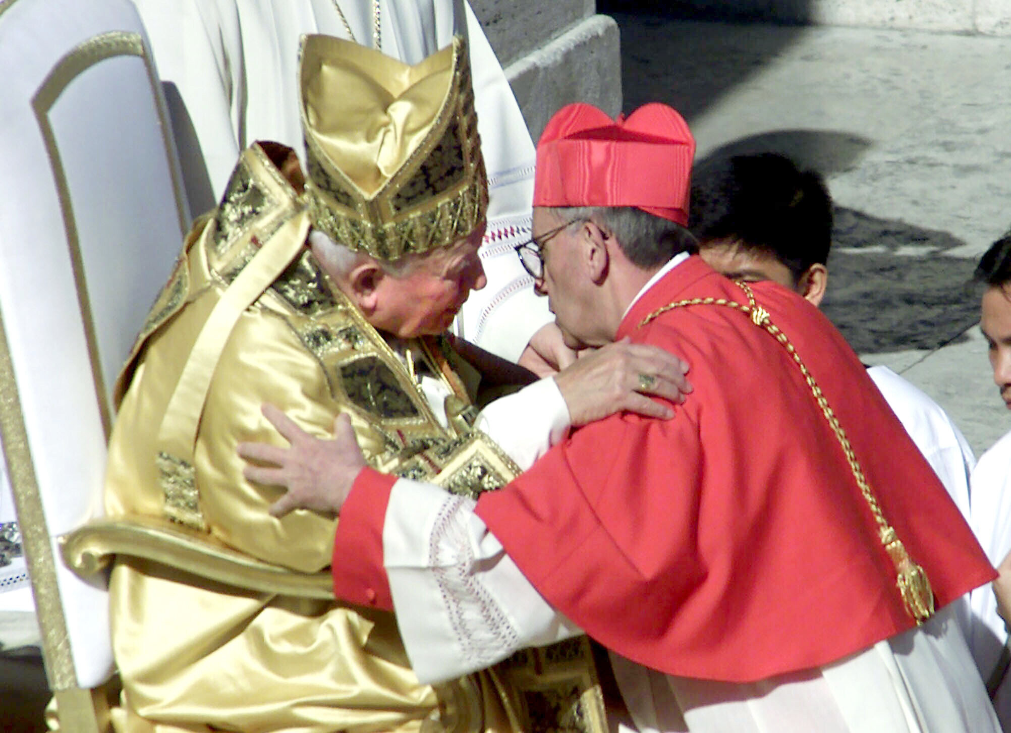 In 2001 wordt Bergoglio kardinaal. Links op de foto Johannes Paulus II, die in 2005 zal overlijden.