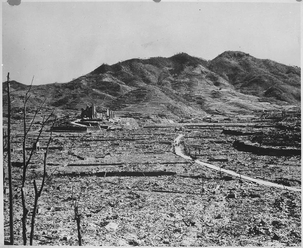 Nagasaki na de atoombom van 9 augustus 1945, met de restanten van de kathedraal op de achtergrond