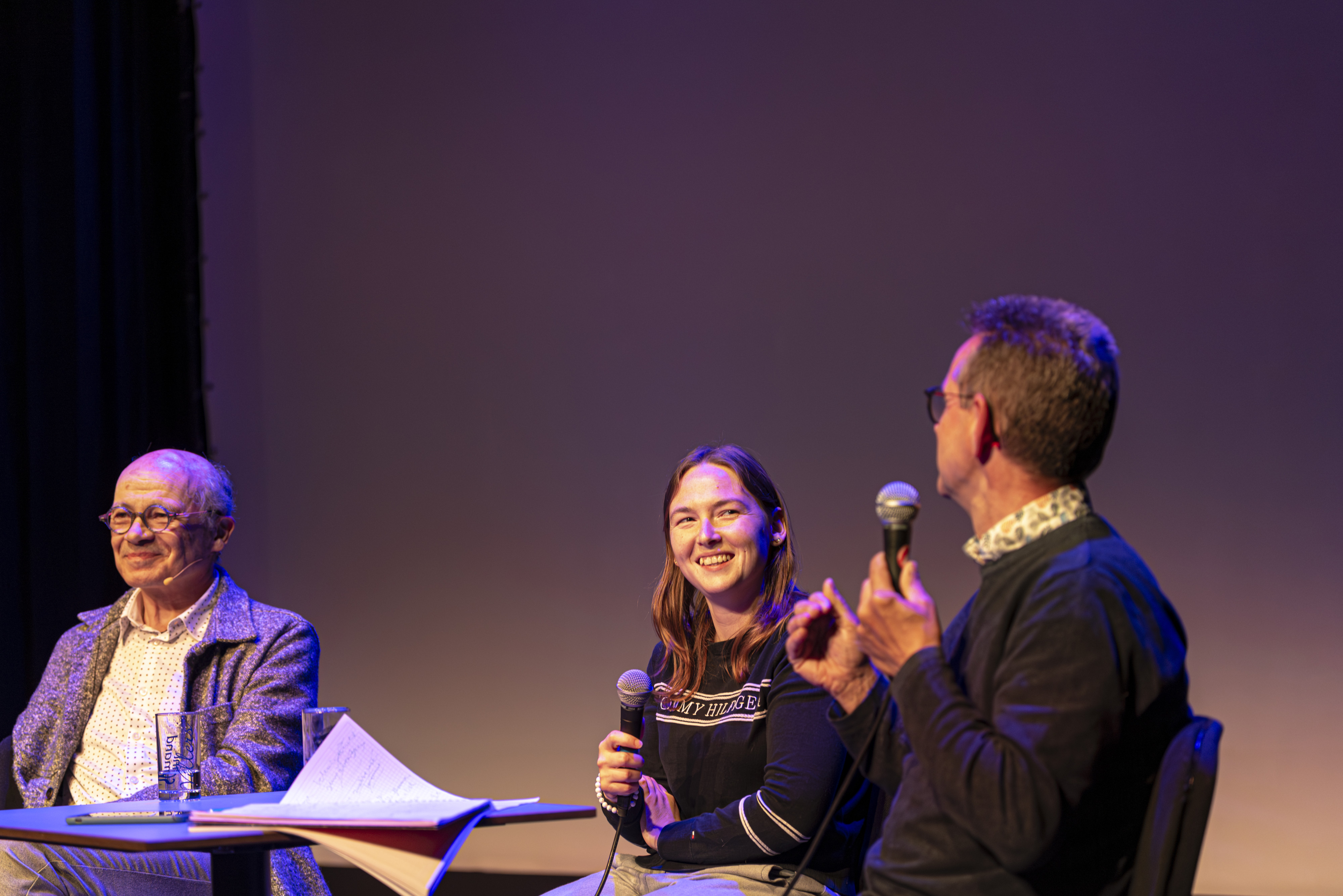 Op de foto zie je een tafelgesprek tussen drie mensen: Prof. Peter Adriaenssens en twee auteurs van de Kansendans.