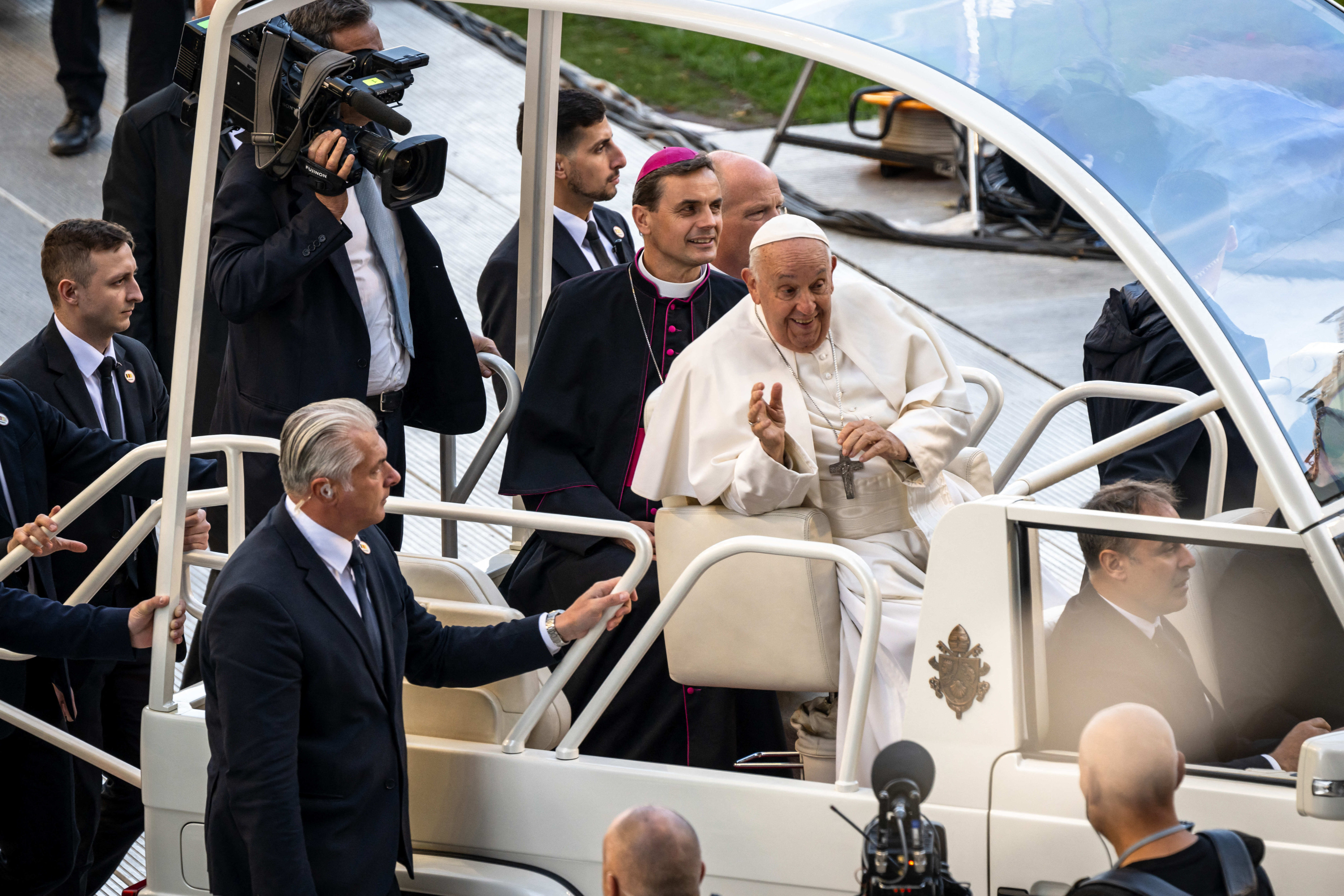 Aartsbisschop Terlinden, achter paus Franciscus, bij het binnenrijden van het Koning Boudewijnstadion.