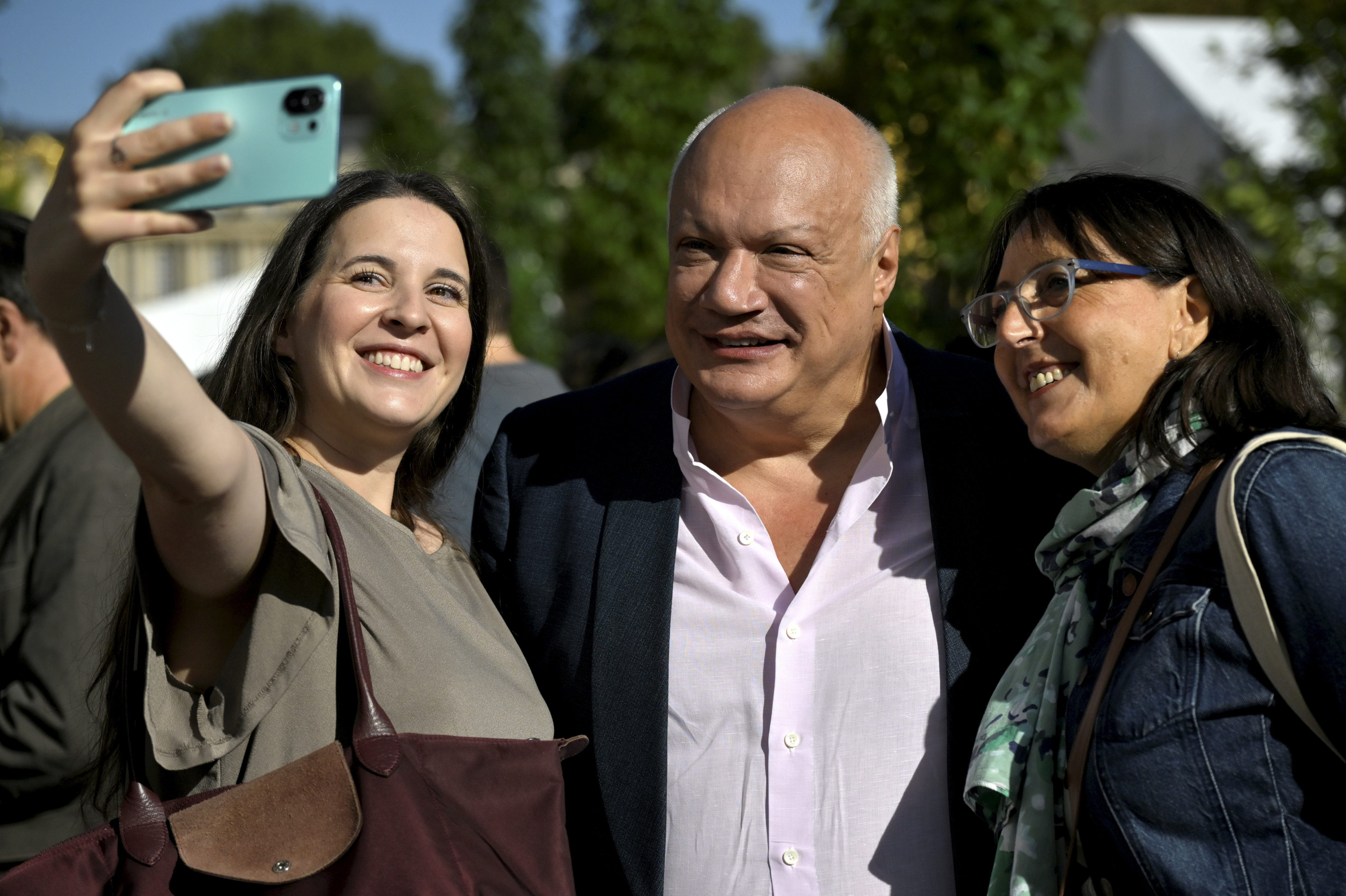 Fans maken een selfie met auteur Eric-Emmanuel Schmitt.