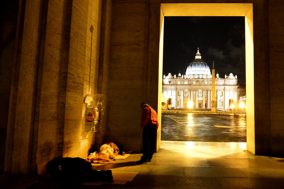 In de zuilengalerij rond het Sint-Pietersplein in Rome verblijven tientallen daklozen. Ze worden er niet verjaagd, maar krijgen warme maaltijden, dekens, kledij, medische zorgen en regelmatig komt er een kapper