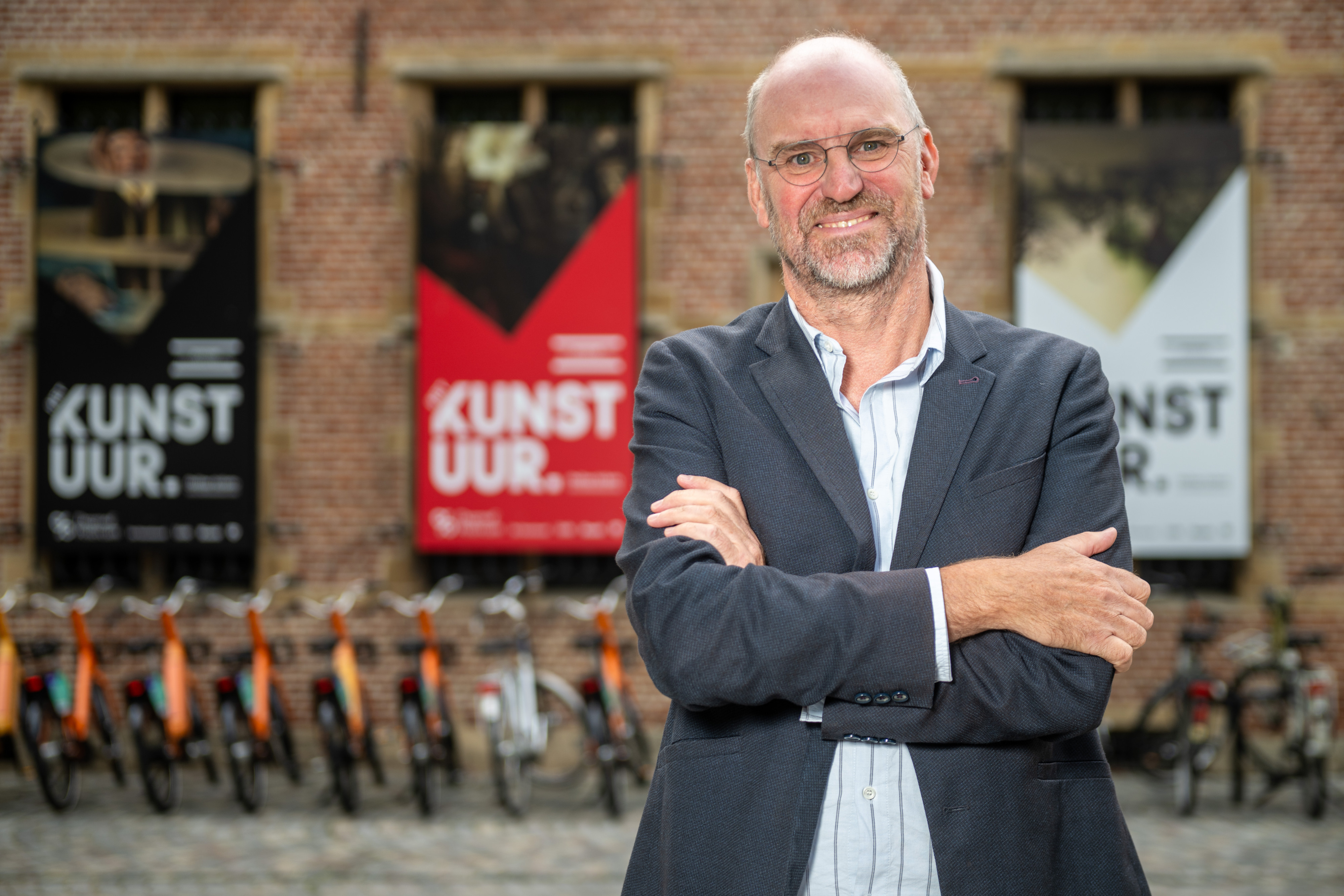 Hans Bourlon, CEO van Studio 100, poseert voor affiches van Het Kunstuur in Mechelen.