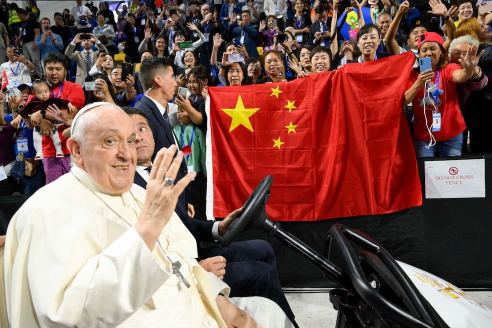 Paus Franciscus rijdt voorbij een Chinese vlag tijdens zijn bezoek aan Mongolië in 2023