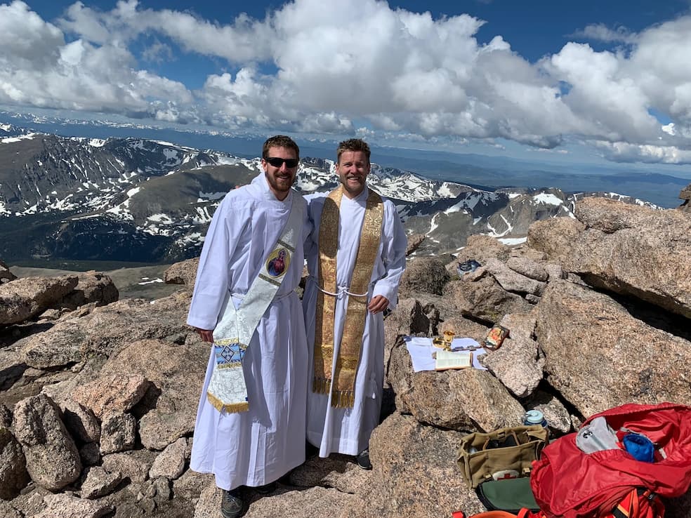 Priester John Nepil (rechts) viert de mis op de top van Mount Yale bij Buena Vista, Colorado, met priester Sean Conroy, beiden van het aartsbisdom Denver 