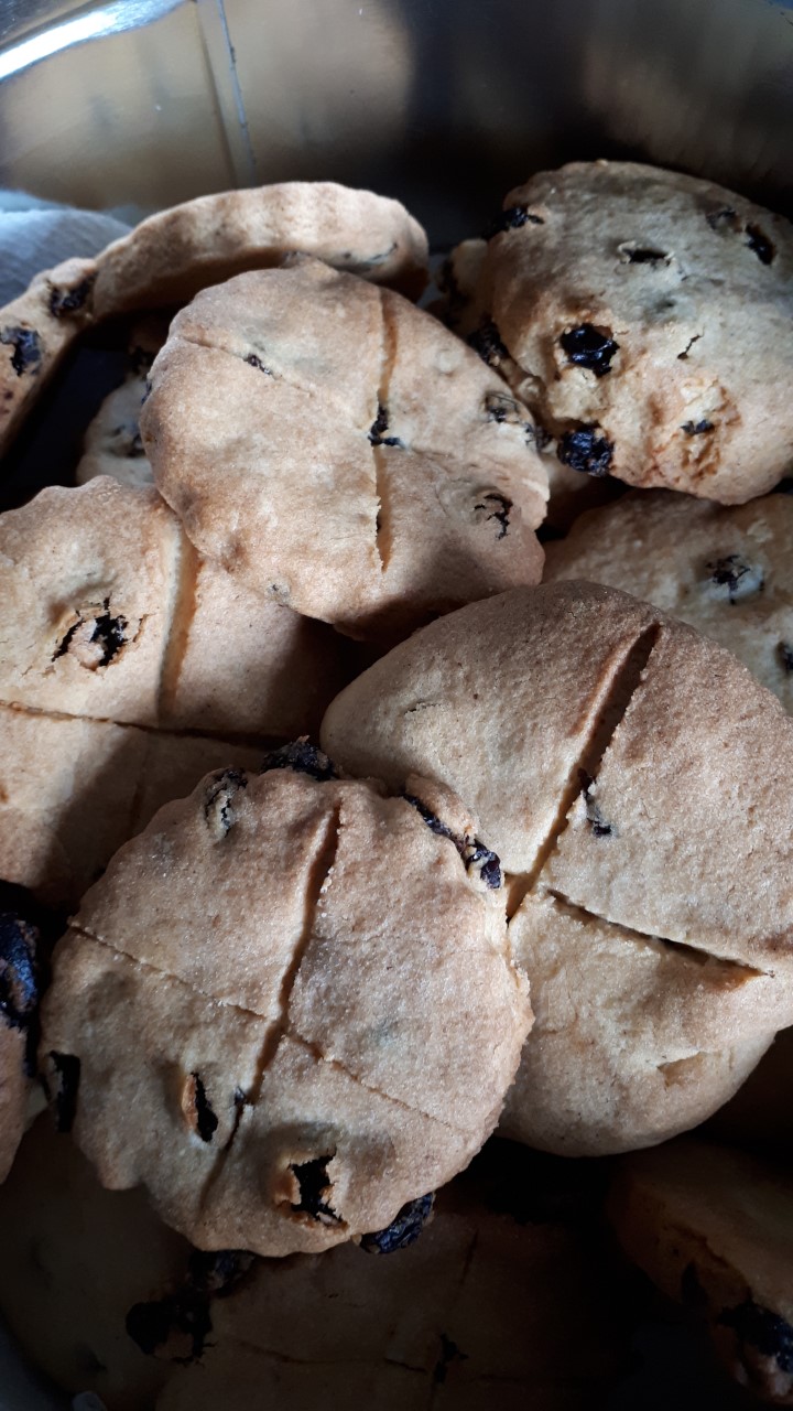 Zielenkoekjes zien eruit als ronde biscuitkoeken met rozijnen, met een kruis erin gegraveerd.