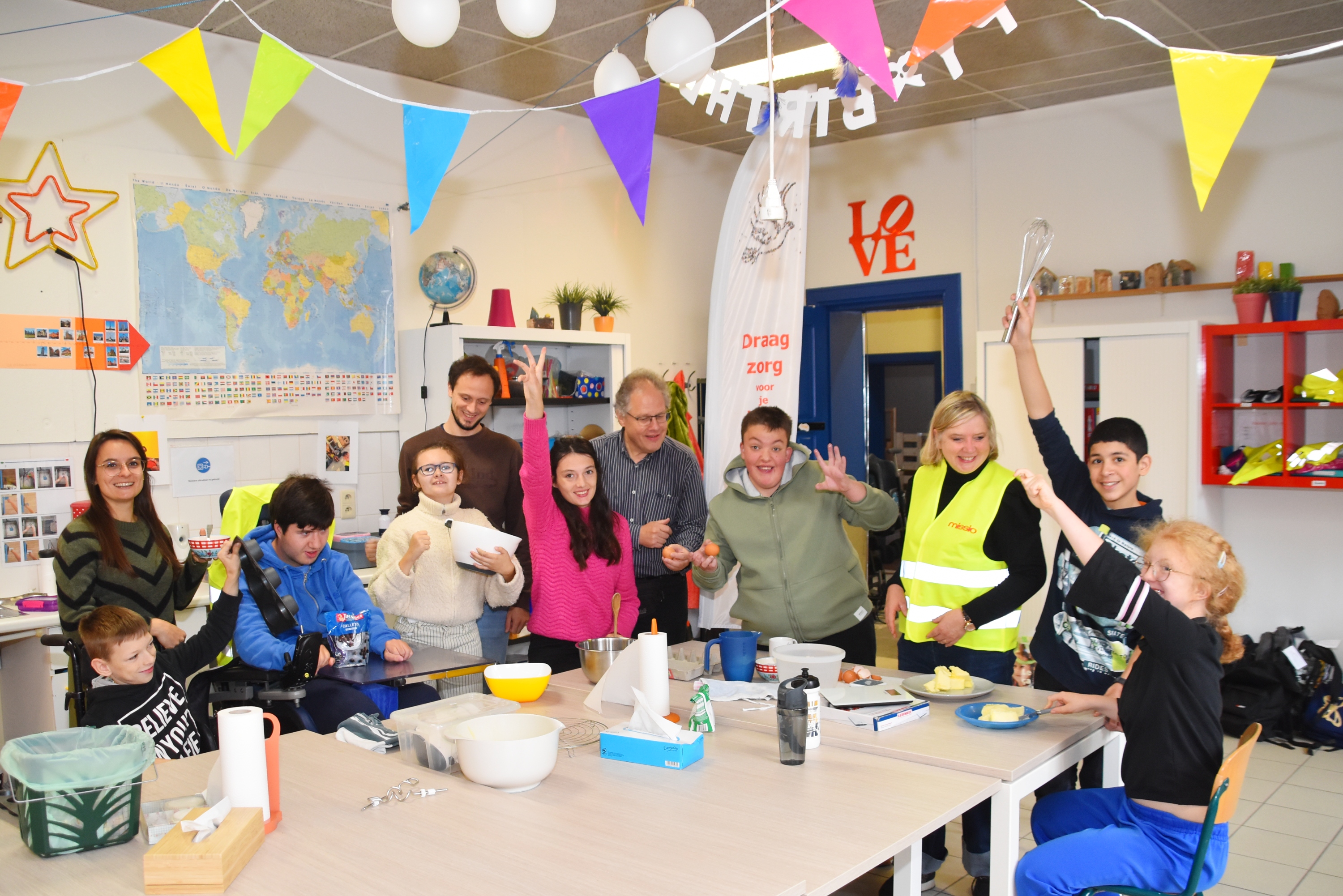 De kinderen van klas West van het BuSo Windekind in Leuven bakken cakejes om ze straks te verkopen.