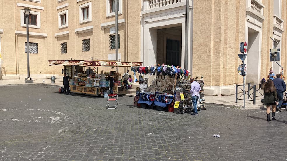 Straatverkopers met eten, drinken en souvenirs bij de ingang van Vaticaanstad aan de Via della Conciliazione in Rome, Italië