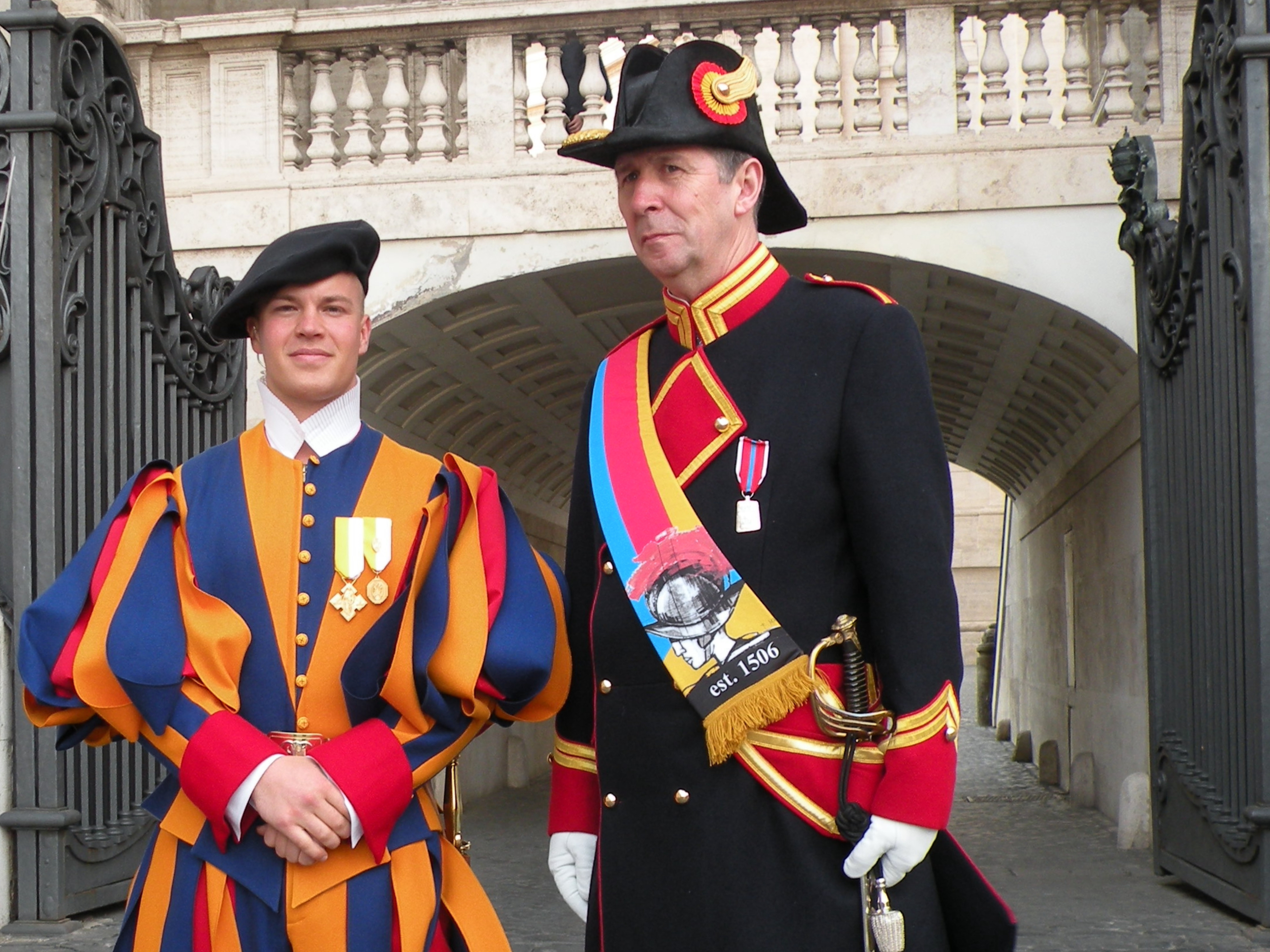 Suisse Tony Achtergael (rechts) naast een militair van de Zwitserse Garde in het Vaticaan.