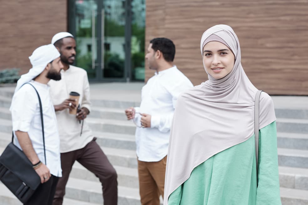 Vrouwen die religieuze kleding dragen, worden meer geconfronteerd met raciale discriminatie dan vrouwen die dat niet doen