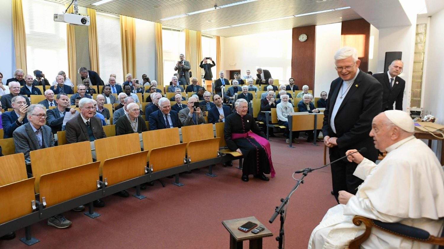 Paus Franciscus in levendig gesprek met jezuïeten in Brussel in september 2024.