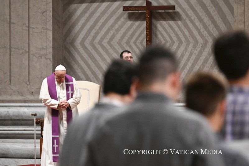 Paus Franciscus buigt nederig het hoofd bij de getuigenissen en het uitspreken van de biecht door de kardinalen.