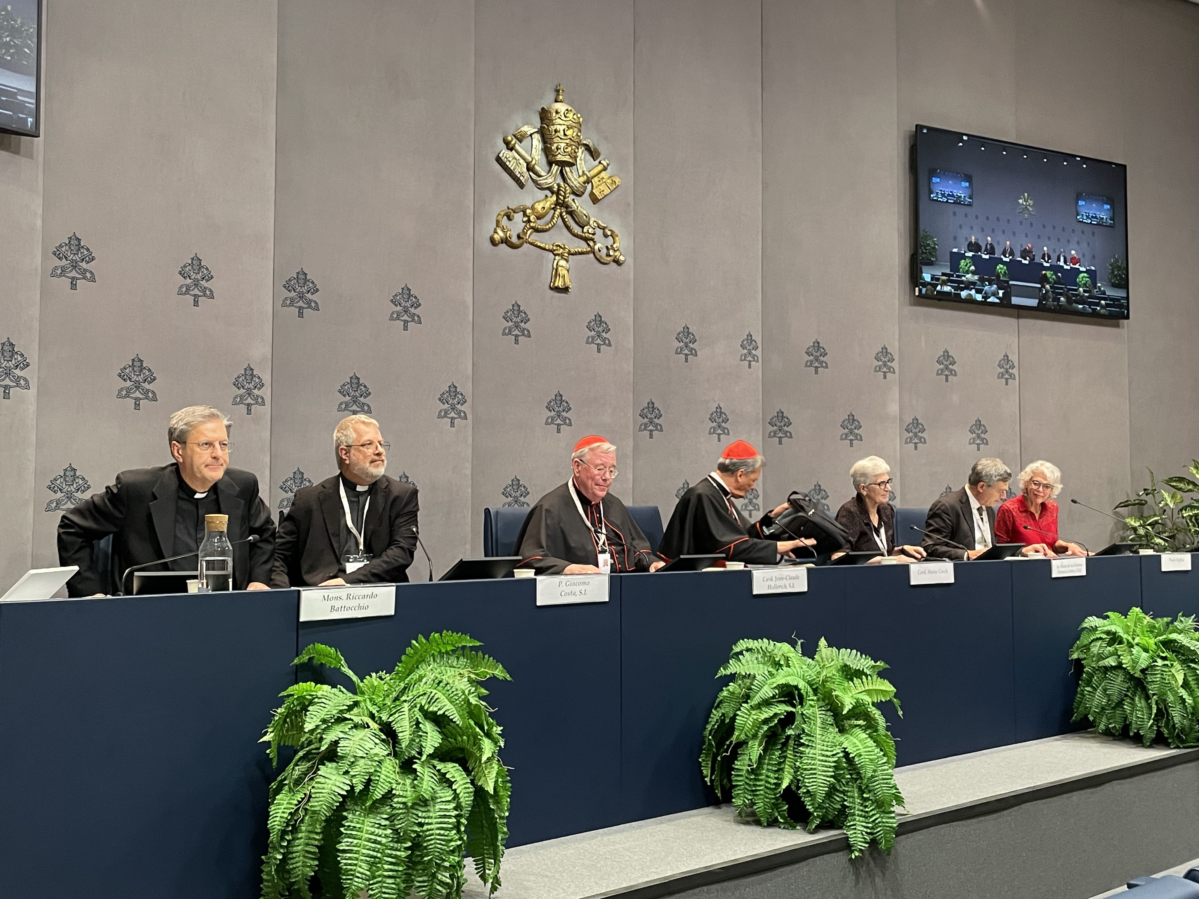 zicht op volledige tafel van perszaal