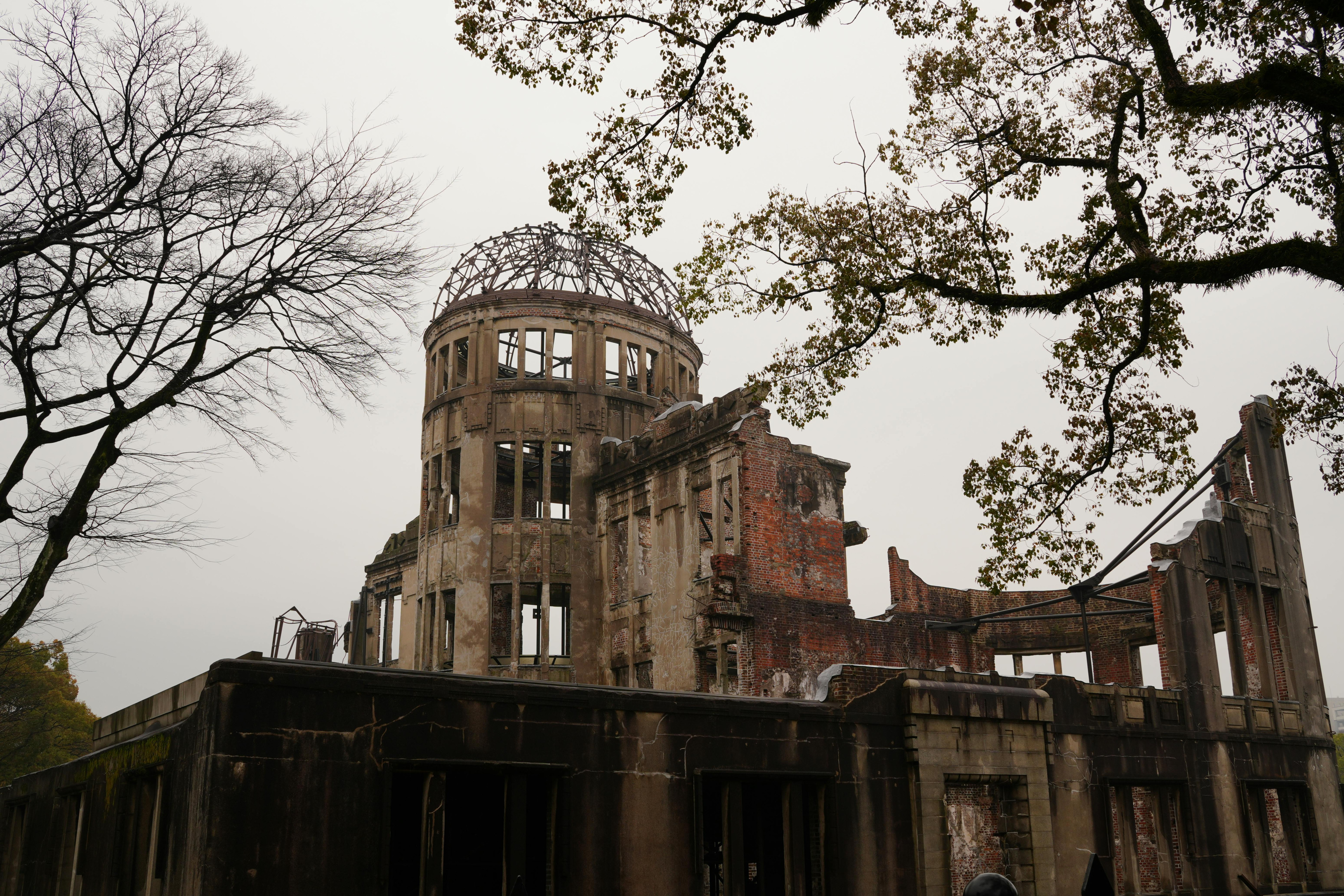 Zicht op de koepel van een gebouw, het enige wat in Hiroshima nog overeind stond na de bom. Het werd bewaard zoals het eruit zag na de inslag. Nu 'de atoombomkoepel' genoemd.