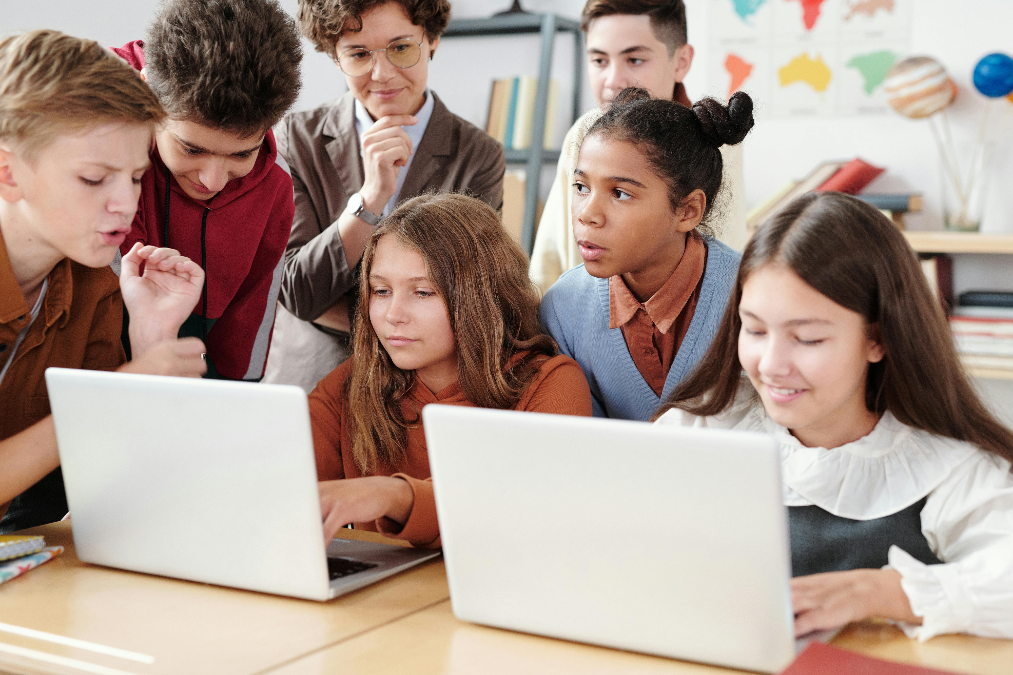 Kinderen in lage- en middeninkomenslanden hebben het moeilijk om digitale vaardigheden te ontwikkelen. 