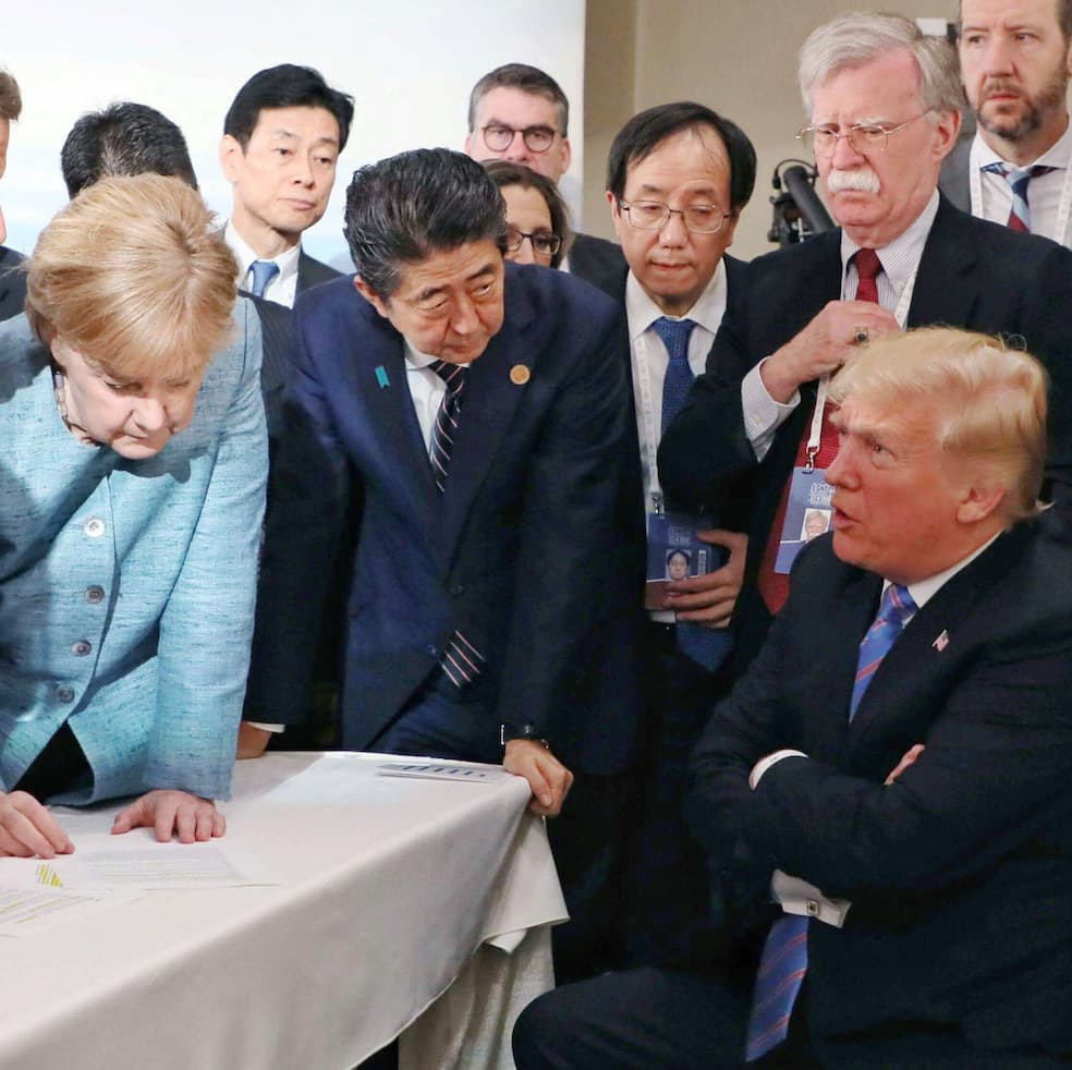 Angela Merkel met Donald Trump en de Japanse premier Shinzo Abe (midden) tijdens de 44ste G7-top in 2018