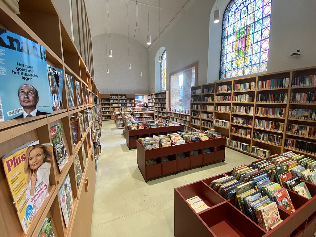 Een goed voorbeeld van multifunctioneel gebruik volgens Provincie West-Vlaanderen is de Sint-Corneliuskerk in Aalbeke die nu ook een bibliotheek en muziekklassen huisvest