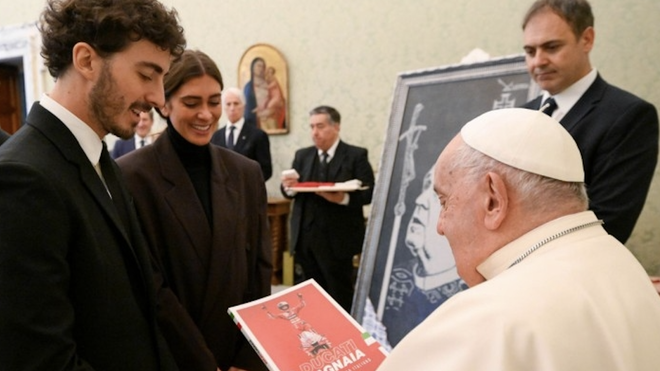 De bekende Italiaanse motorcoureur Francesco Bagnaia groet paus Franciscus.