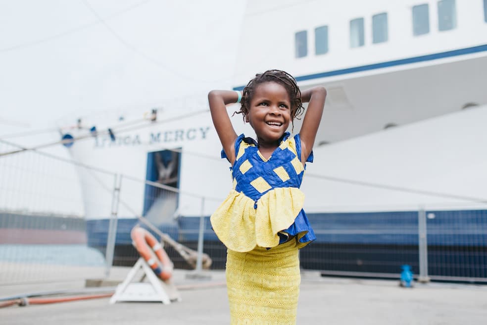 Houleye (5) uit Senegal na haar operatie